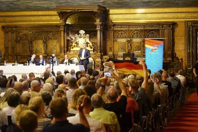 Ulrich Siegmund AFD Fraktionschef von Sachsen-Anhalt am 11.August 2025 Hamburg Der AFD Fraktionschef von Sachsen-Anhalt Ulrich Siegmund hielt eine Rede zum Theams AfD im Parlament Der Weg zur Regierungsverantwortung und anlaesslich seines Besuches und Vortrages im Hamburger Rathaus vom Publikum im Festsaal des Rathauses gefeiert wie ein Popstar. Er gab zahlreiche Autogramme, machte Selfis mit vielen Besuchern und lie? sich regelrecht feiern. Einzelne Zuschauer trugen T-Shirts mit dem Aufdruck Make Germany great again und andere schwenkten im Festsaal mehrfach die Deutschlandfahne w?hrend der Veranstaltung Hamburg Deutschland *** Ulrich Siegmund AFD parliamentary group leader of Saxony-Anhalt on August 11, 2025 Hamburg The AFD parliamenta-stock-foto