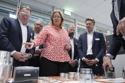 Arbeitsministerin Baerbel Bas besucht mit SPD OB Kandidat Burmester die Firma Leybold in Koeln-stock-foto