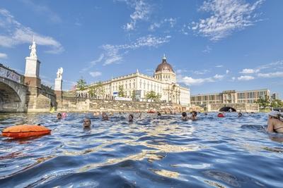 Schwimm-Demo gegen dauerhaftes Badeverbot, Hunderte Schwimmer protestieren in der Spree f?r Flussbadestellen. Das Ziel,-stock-foto