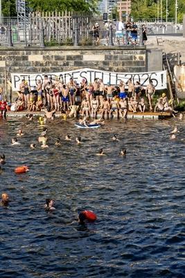 Schwimm-Demo gegen dauerhaftes Badeverbot, Hunderte Schwimmer protestieren in der Spree f?r Flussbadestellen. Das Ziel,-stock-foto