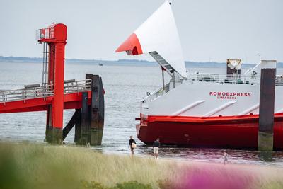 F?hranleger in List auf Sylt mit einer Autof?hre der Reederei FRS Syltf?hre GmbH & Co. KG ? Anlegeman?ver der F?hre Romoexpress-stock-foto