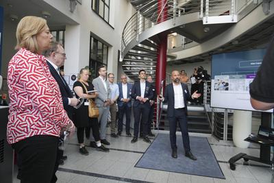 Arbeitsministerin Baerbel Bas besucht mit SPD OB Kandidat Burmester die Firma Leybold in Koeln-stock-foto