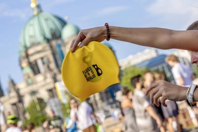 Schwimm-Demo gegen dauerhaftes Badeverbot, Hunderte Schwimmer protestieren in der Spree f?r Flussbadestellen. Das Ziel,-stock-foto