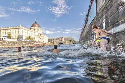 Schwimm-Demo gegen dauerhaftes Badeverbot, Hunderte Schwimmer protestieren in der Spree f?r Flussbadestellen. Das Ziel,-stock-foto