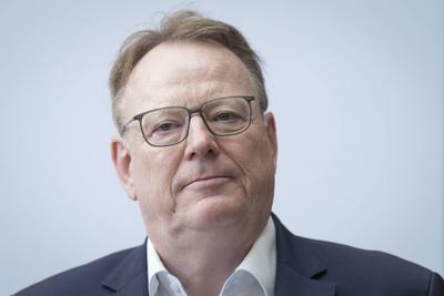Arbeitsministerin Baerbel Bas besucht mit SPD OB Kandidat Burmester die Firma Leybold in Koeln-stock-foto