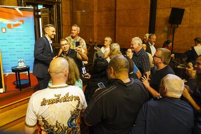 Ulrich Siegmund AFD Fraktionschef von Sachsen-Anhalt am 11.August 2025 Hamburg Der AFD Fraktionschef von Sachsen-Anhalt Ulrich Siegmund hielt eine Rede zum Theams AfD im Parlament Der Weg zur Regierungsverantwortung und anlaesslich seines Besuches und Vortrages im Hamburger Rathaus vom Publikum im Festsaal des Rathauses gefeiert wie ein Popstar. Er gab zahlreiche Autogramme, machte Selfis mit vielen Besuchern und lie? sich regelrecht feiern. Einzelne Zuschauer trugen T-Shirts mit dem Aufdruck Make Germany great again und andere schwenkten im Festsaal mehrfach die Deutschlandfahne w?hrend der Veranstaltung Hamburg Deutschland *** Ulrich Siegmund AFD parliamentary group leader of Saxony-Anhalt on August 11, 2025 Hamburg The AFD parliamenta-stock-foto