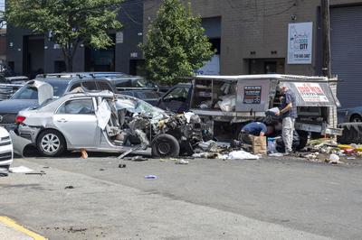 Three people are dead after a car crashed in queens, new york, usa - 12 aug 2025-stock-foto