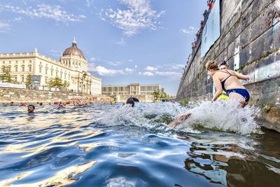 Schwimm-Demo gegen dauerhaftes Badeverbot, Hunderte Schwimmer protestieren in der Spree f?r Flussbadestellen. Das Ziel,-stock-foto