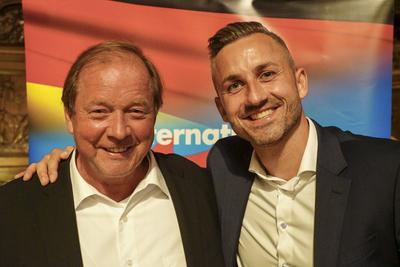 Ulrich Siegmund AFD Fraktionschef von Sachsen-Anhalt mit Dirk Nockemann AFD Fraktionsvorsitzender Hamburg am 11.August 2025 Hamburg- Der AFD Fraktionschef von Sachsen-Anhalt Ulrich Siegmund hielt eine Rede zum Theams AfD im Parlament Der Weg zur Regierungsverantwortung und anlaesslich seines Besuches und Vortrages im Hamburger Rathaus vom Publikum im Festsaal des Rathauses gefeiert wie ein Popstar. Er gab zahlreiche Autogramme, machte Selfis mit vielen Besuchern und lie? sich regelrecht feiern. Einzelne Zuschauer trugen T-Shirts mit dem Aufdruck Make Germany great again und andere schwenkten im Festsaal mehrfach die Deutschlandfahne w?hrend der Veranstaltung Hamburg Deutschland *** Ulrich Siegmund AFD parliamentary group leader of Saxon-stock-foto