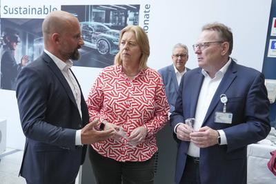 Arbeitsministerin Baerbel Bas besucht mit SPD OB Kandidat Burmester die Firma Leybold in Koeln-stock-foto