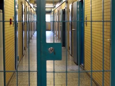 Gang im Haus vier der Justizvollzugsanstalt Ottweiler am Donnerstag 17 02 2011 *** Aisle in house-stock-foto