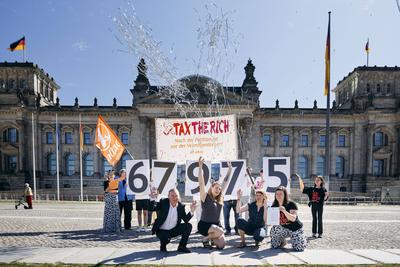 tax the rich Demo vor dem Bundestag-stock-foto