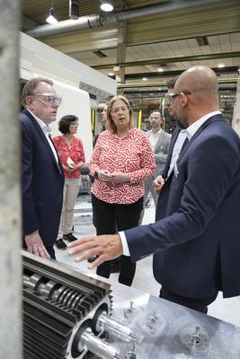 Arbeitsministerin Baerbel Bas besucht mit SPD OB Kandidat Burmester die Firma Leybold in Koeln-stock-foto