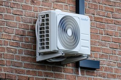 Dormagen St?rzelberg 21.08.2023 Klimaanlage comfee Klimager?t extern station?r Abluft Abluftrohr Hitze Sommer Temperatur-stock-foto
