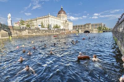 Schwimm-Demo gegen dauerhaftes Badeverbot, Hunderte Schwimmer protestieren in der Spree f?r Flussbadestellen. Das Ziel,-stock-foto