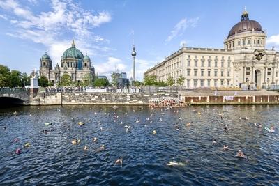 Schwimm-Demo gegen dauerhaftes Badeverbot, Hunderte Schwimmer protestieren in der Spree f?r Flussbadestellen. Das Ziel,-stock-foto