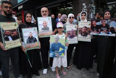 Palestinian demonstrators take part in a protest to show solidarity with Palestinian prisoners in Israeli jails-stock-foto