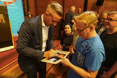 Ulrich Siegmund AFD Fraktionschef von Sachsen-Anhalt am 11.August 2025 Hamburg Der AFD Fraktionschef von Sachsen-Anhalt Ulrich Siegmund hielt eine Rede zum Theams AfD im Parlament Der Weg zur Regierungsverantwortung und anlaesslich seines Besuches und Vortrages im Hamburger Rathaus vom Publikum im Festsaal des Rathauses gefeiert wie ein Popstar. Er gab zahlreiche Autogramme, machte Selfis mit vielen Besuchern und lie? sich regelrecht feiern. Einzelne Zuschauer trugen T-Shirts mit dem Aufdruck Make Germany great again und andere schwenkten im Festsaal mehrfach die Deutschlandfahne w?hrend der Veranstaltung Hamburg Deutschland *** Ulrich Siegmund AFD parliamentary group leader of Saxony-Anhalt on August 11, 2025 Hamburg The AFD parliamenta-stock-foto