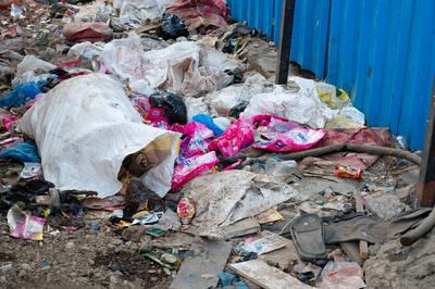 M?llhaufen auf einer Stra?e in Indien, Abfallhaufen in Mumbai, schmutziger Plastikm?ll, Umwelt und Soziales, 04.03.2025-stock-foto