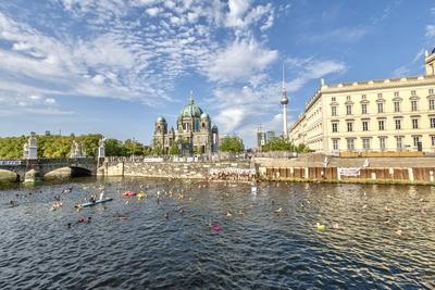 Schwimm-Demo gegen dauerhaftes Badeverbot, Hunderte Schwimmer protestieren in der Spree f?r Flussbadestellen. Das Ziel,-stock-foto