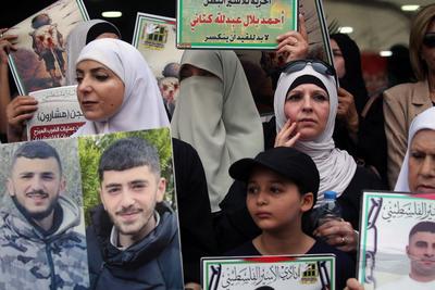 Palestinian demonstrators take part in a protest to show solidarity with Palestinian prisoners in Israeli jails-stock-foto