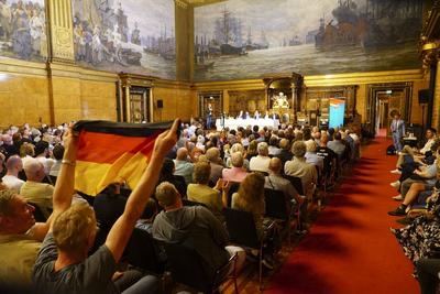 Ulrich Siegmund AFD Fraktionschef von Sachsen-Anhalt am 11.August 2025 Hamburg Der AFD Fraktionschef von Sachsen-Anhalt Ulrich Siegmund hielt eine Rede zum Theams AfD im Parlament Der Weg zur Regierungsverantwortung und anlaesslich seines Besuches und Vortrages im Hamburger Rathaus vom Publikum im Festsaal des Rathauses gefeiert wie ein Popstar. Er gab zahlreiche Autogramme, machte Selfis mit vielen Besuchern und lie? sich regelrecht feiern. Einzelne Zuschauer trugen T-Shirts mit dem Aufdruck Make Germany great again und andere schwenkten im Festsaal mehrfach die Deutschlandfahne w?hrend der Veranstaltung Hamburg Deutschland *** Ulrich Siegmund AFD parliamentary group leader of Saxony-Anhalt on August 11, 2025 Hamburg The AFD parliamenta-stock-foto