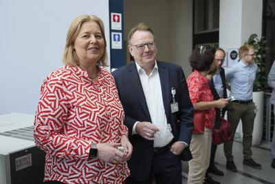 Arbeitsministerin Baerbel Bas besucht mit SPD OB Kandidat Burmester die Firma Leybold in Koeln-stock-foto