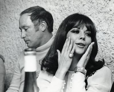 Natalie Wood pictured alongside Canadian Premiere Pierre Trudeau while on a skiing holiday in the Fr-stock-foto