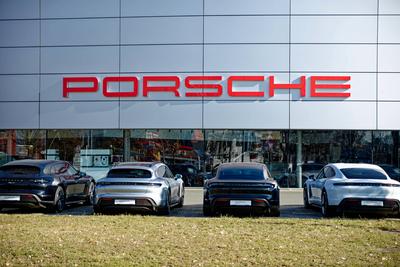 Schriftzug der Automarke Porsche an der Fassade des Porschezentrums in N?rnberg mit davor geparkten Fahrzeugen *** Logo-stock-foto
