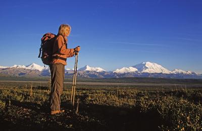 Blonde Frau, 25, 30, Jahre, Wandern durch den Denali N.P. mit dem Mt. McKinley im Hintergrund - Alaska McPSBA *** Blonde-stock-foto
