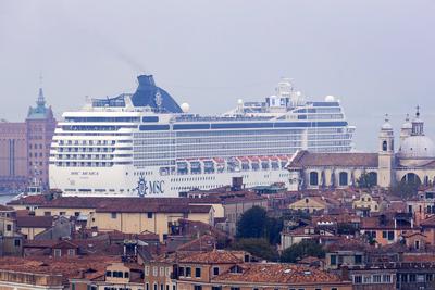 ITA, Italien, Venedig, Venezia, 28.09.2019: Overtourism in Venedig. Ein Kreuzfahrtschiff l?uft in den Hafen von Venedig-stock-foto
