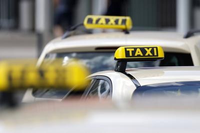 Taxi-Autos warten an der K?lner Messe auf Fahrg?ste. Die Taxibranche sieht weiter mit gro?en Sorgen in die Zukunft. Trot-stock-foto
