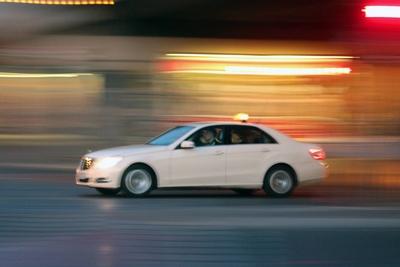 freies Taxi mit leuchtender Vakanzanzeige unterwegs in Spandau am Abend Berlin Deutschland-stock-foto