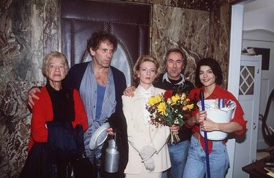 Bildnummer: 56820965  Datum: 01.09.1995  Copyright: imago/teutopress Die Putzfraueninsel (ARD) v.li.: Christine Oesterlein, Roland Sch?fer, Dagmar Manzel, Peter Timm, Jasmin Tabatabai 09/95 te Film quer halb stehend Gruppenbild Blumenstrau? Christine Roland Dagmar Peter Jasmin People x0x xkg 1995 quer  56820965 Date 01 09 1995 Copyright Imago  the  ARD V left Christine  Roland Sch?fer Dagmar Manzel Peter Timm Jasmin Tabatabai 09 95 Te Film horizontal half standing Group photo Bouquet of flowers Christine Roland Dagmar Peter Jasmin Celebrities x0x xkg 1995 horizontal-stock-foto