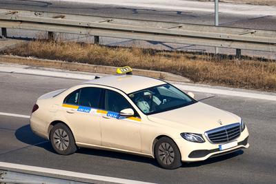 Munich, Bavaria, Germany - February 20, 2025: A cab drives on a road near Munich Airport *** Ein Taxi f?hrt auf einer St-stock-foto