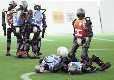BEIJING, CHINA - AUGUST 13: Humanoid robots compete in the 5v5 soccer preliminaries for the 2025 World Humanoid Robot Ga-stock-foto