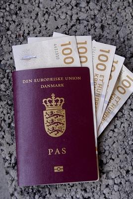 Bildnummer: 54702160  Datum: 03.12.2010  Copyright: imago/Dean PicturesD?nischer Reisepass mit d?nischen Banknoten PUBLICATIONxNOTxINxDEN  Reisen Symbol Kronen D?nemark Reisepass Pass Geld kbdig xsk 2010 hoch o0 W?hrung, Geldschein, Europa-Pass, Reisekasse, Bezahlung,Bildnummer 54702160 Date 03 12 2010 Copyright Imago Dean Pictures Danish Passport with Danish Banknotes PUBLICATIONxNOTxINxDEN Travel symbol Crowns Denmark Passport Passport Money Kbdig xSK 2010 vertical o0 Currency Money Europe Passport Travel fund Payment-stock-foto