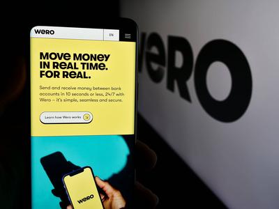 Person holding smartphone with webpage of European mobile payment system Wero in front of logo. Stuttgart, Germany - 07--stock-foto