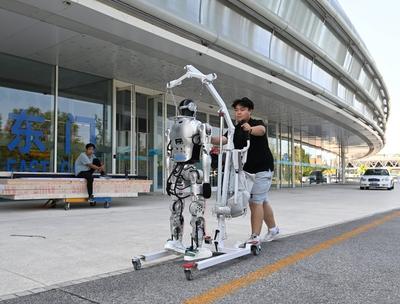 BEIJING, CHINA - AUGUST 13: A staff member transports a humanoid robot in preparation for the 2025 World Humanoid Robot-stock-foto