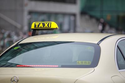 Symbolbild Taxi Deutschland im Januar 2022: Ein Taxiauto mit dem geleutchteten Taxischild auf dem Dach. *** Symbolic ima-stock-foto