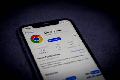 Apple App Store auf einem iPhone. Apps-Charts (gratis) - Google Chrome // 12.08.2024 *** Apple App Store on an iPhone Ap-stock-foto