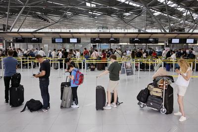 Lange Warteschlagen vor dem Check-In sorgen f?r Frust. Zu Ferienbeginn in Nordrhein-Westfalen herrscht auf den Flugh?fen-stock-foto