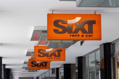 Redaktionell, Sixt-Firmenschilder in Berlin im August 2021. Redaktionell, Sixt-Firmenschilder in Berlin im August 2021.-stock-foto