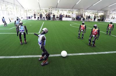 BEIJING, CHINA - AUGUST 13: Humanoid robots compete in the 5v5 soccer preliminaries for the 2025 World Humanoid Robot Ga-stock-foto