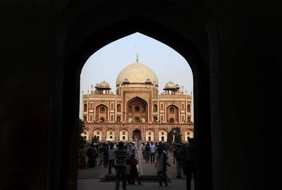 NEW DELHI, INDIA - SEPTEMBER 27: Tourists visit Humayun tomb on World Tourism Day on September 27, 2015 in New Delhi, I-stock-foto