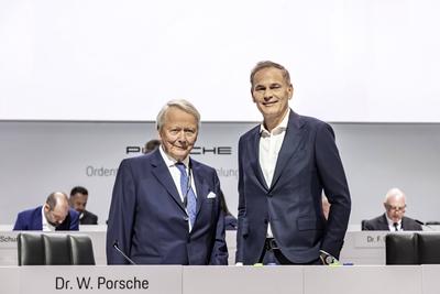 Dr. Wolfgang Porsche Aufsichtsratsvorsitzender (links), Oliver Blume, Vorstandsvorsitzender. Ordentliche Hauptversammlun-stock-foto