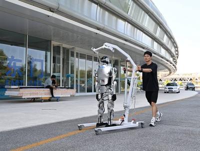 BEIJING, CHINA - AUGUST 13: A staff member transports a humanoid robot in preparation for the 2025 World Humanoid Robot-stock-foto