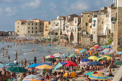 Cefalu, Italien - Tourismus am Stadtstrand, Sizilien 08.08.2018, Cefalu, Sizilien, Italien, ITA - Touristen und Einheimi-stock-foto