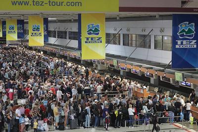 04.10.2019 / Antalya Airport , Schlange vor dem Check in Schalter Schaltern am Flughafen von Antalya T?rkei Tourismus Ur-stock-foto