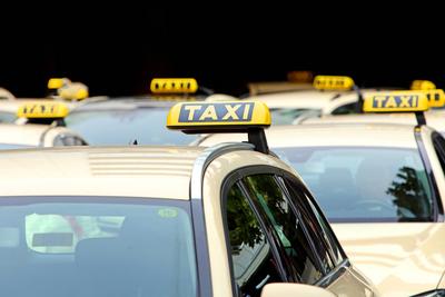 Mobil mit dem Taxi Viele Taxen stehen am Essen Hauptbahnhof und warten trotz Urlaubszeit auf die wenigen Fahrg?ste *** M-stock-foto